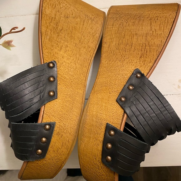 Seychelles • Italian Leather Wedge - Picture 5 of 11